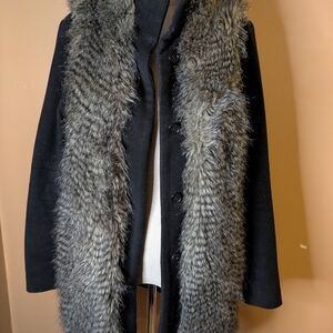 Chic Black Coat with Faux Fur Trim